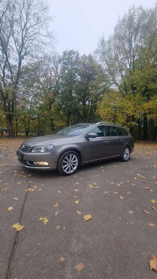 Volkswagen Passat 2011 — interior