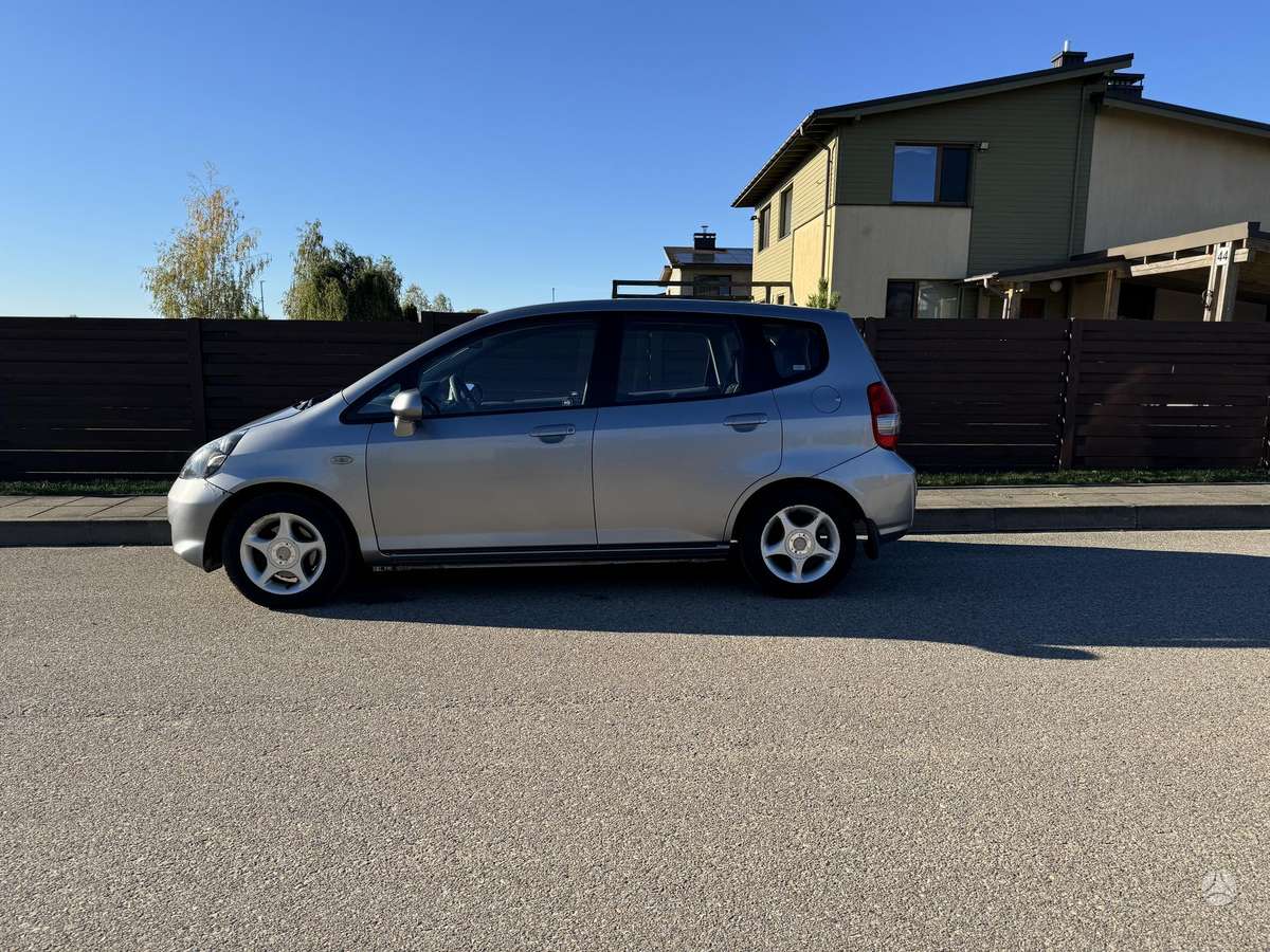 Honda FIT 2006 — rear view