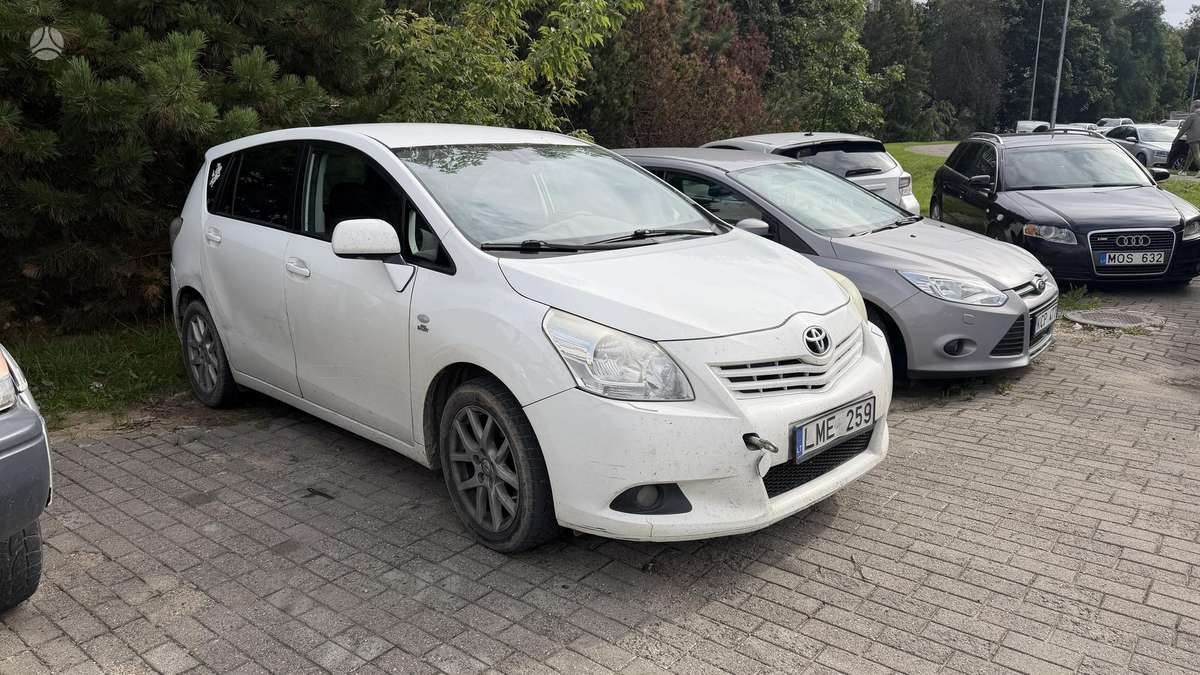 Toyota Verso 2012 — rear view