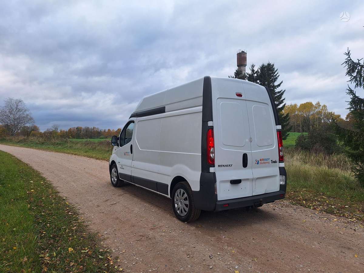 Renault Trafic 2014 — вигляд ззаду