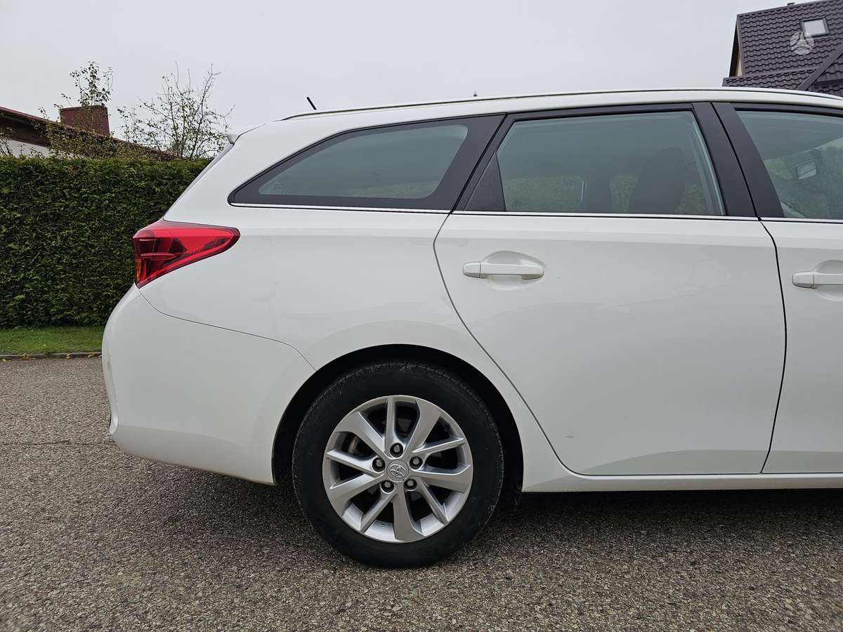 Toyota Auris 2014 — фото 11