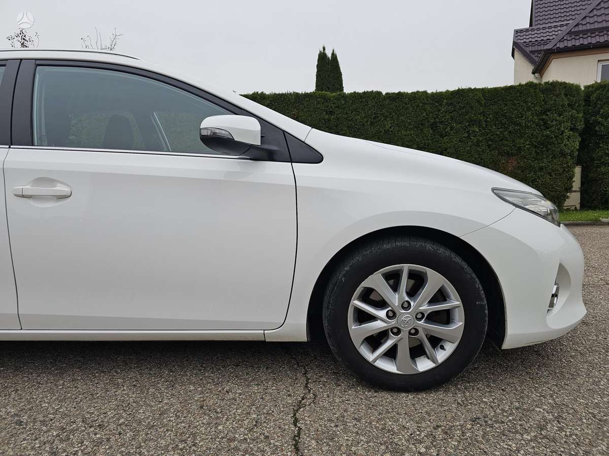 Toyota Auris 2014 — фото 12