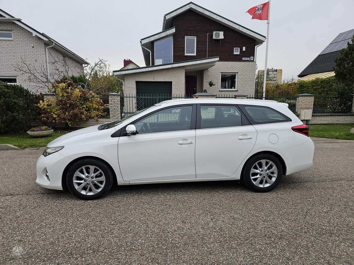 Toyota Auris 2014 — вигляд ззаду