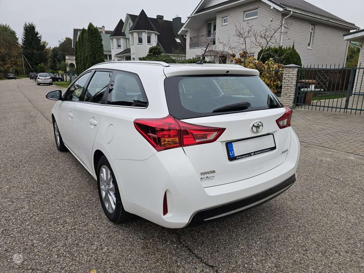 Toyota Auris 2014 — салон