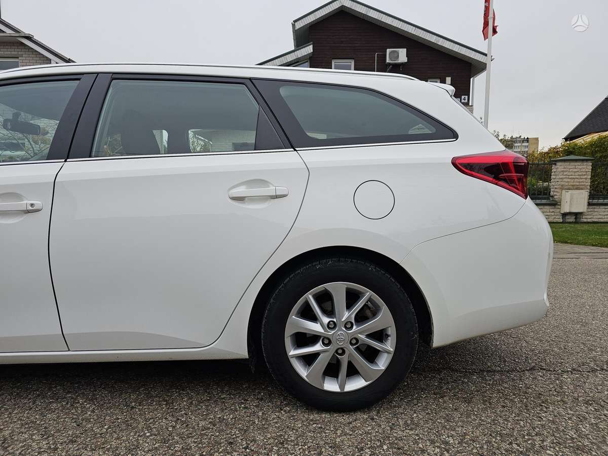 Toyota Auris 2014 — фото 9