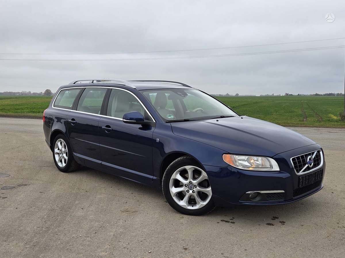 Volvo V70 2011 — вигляд ззаду