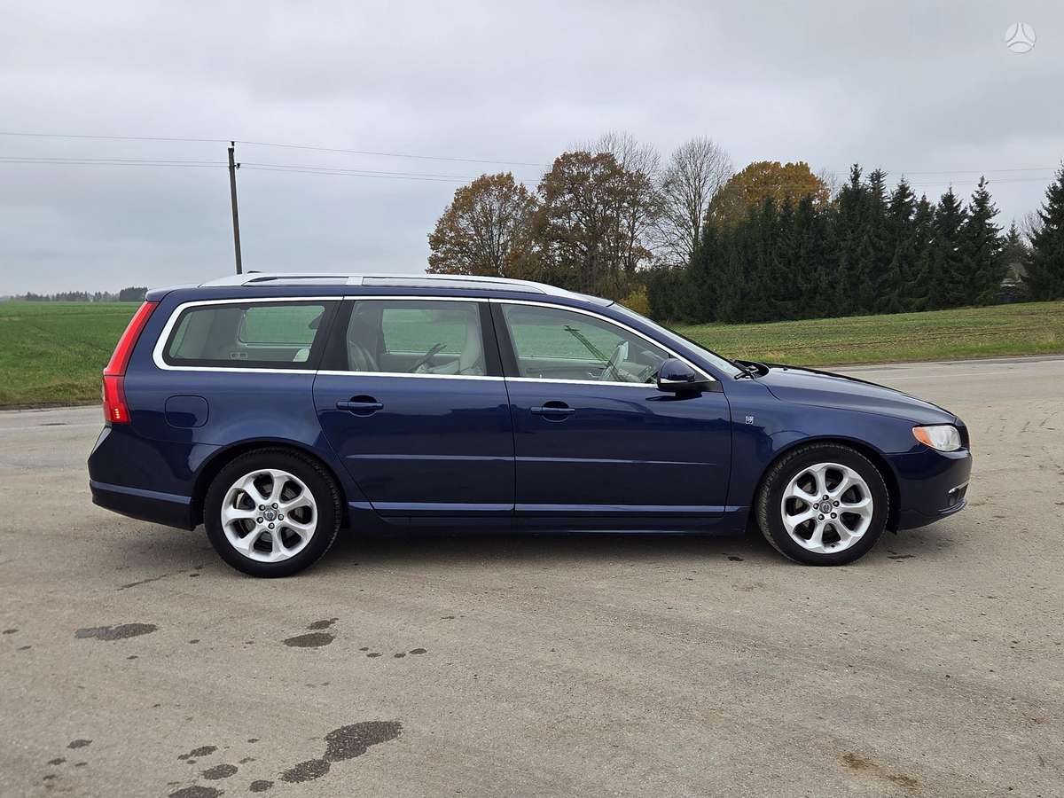 Volvo V70 2011 — салон