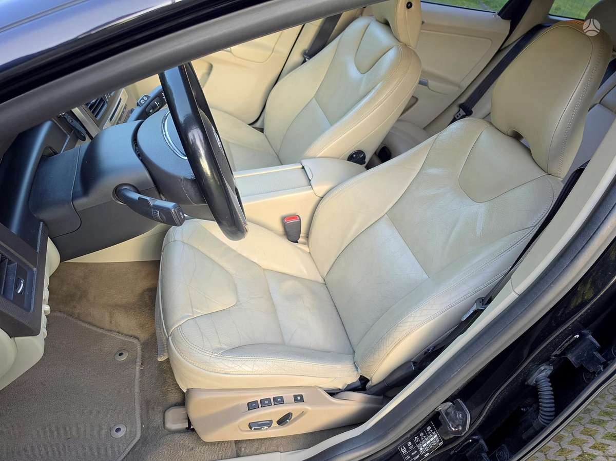 Volvo XC60 2010 — photo 11