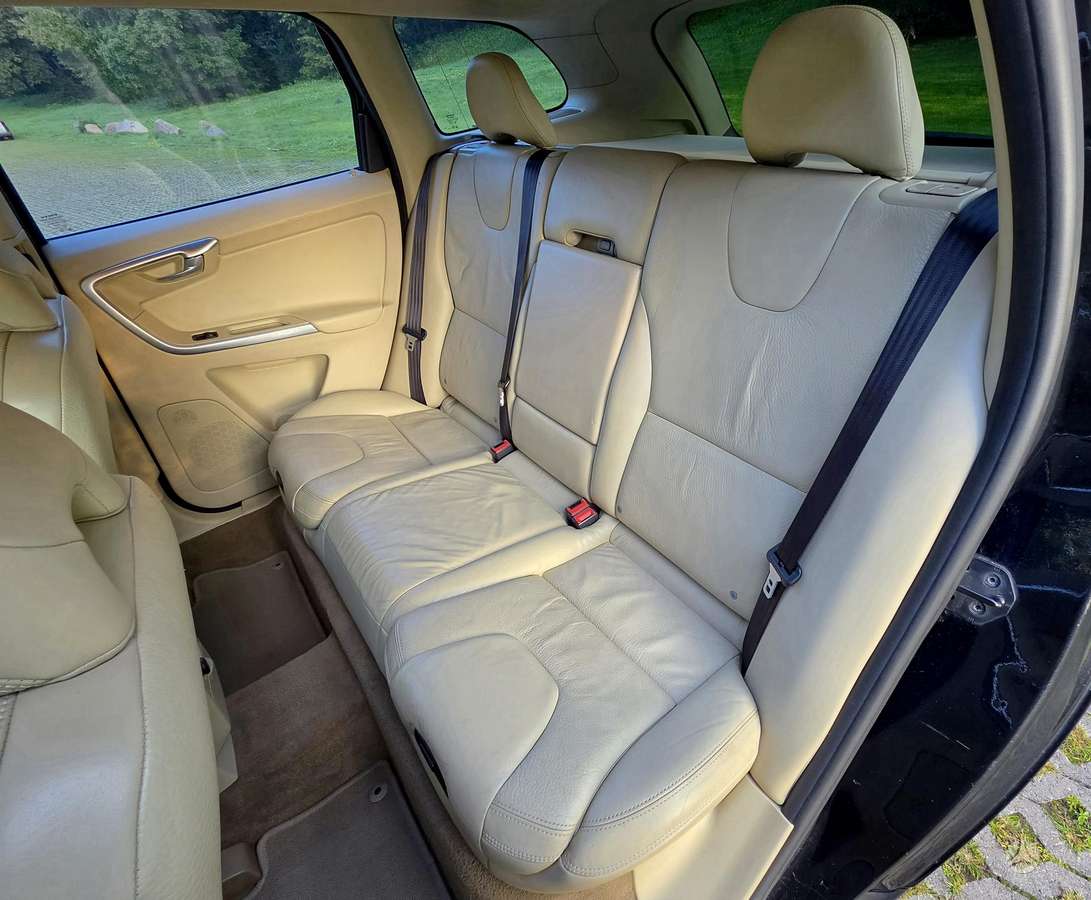 Volvo XC60 2010 — photo 17