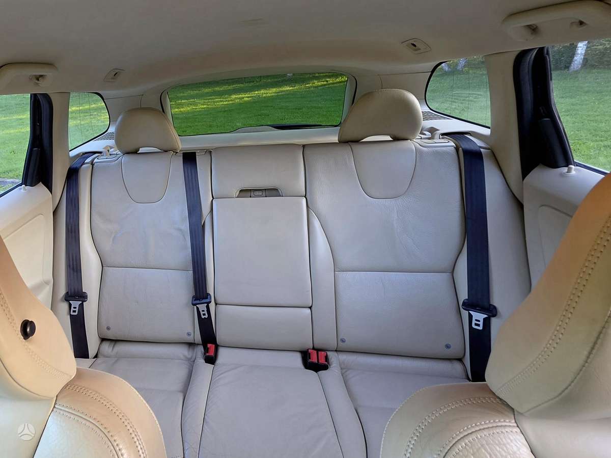 Volvo XC60 2010 — photo 18