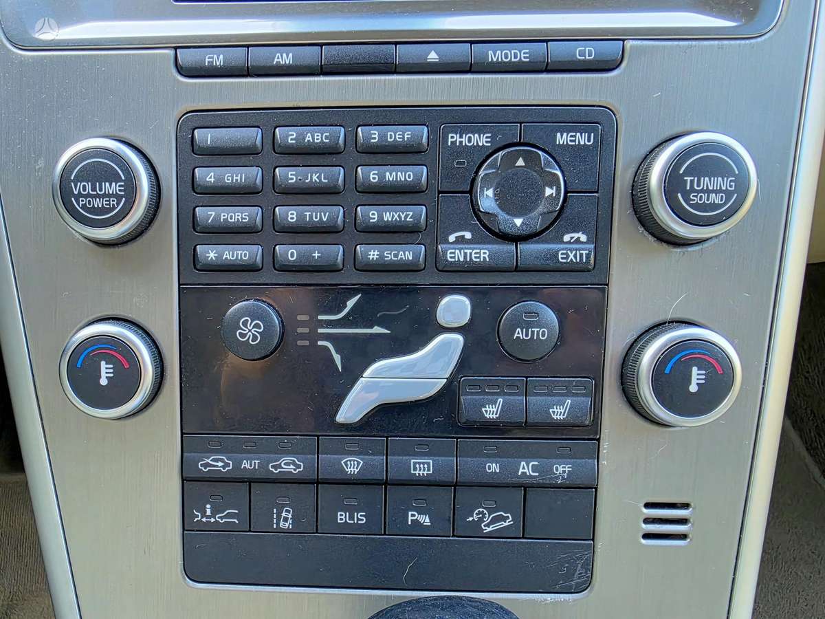 Volvo XC60 2010 — photo 21