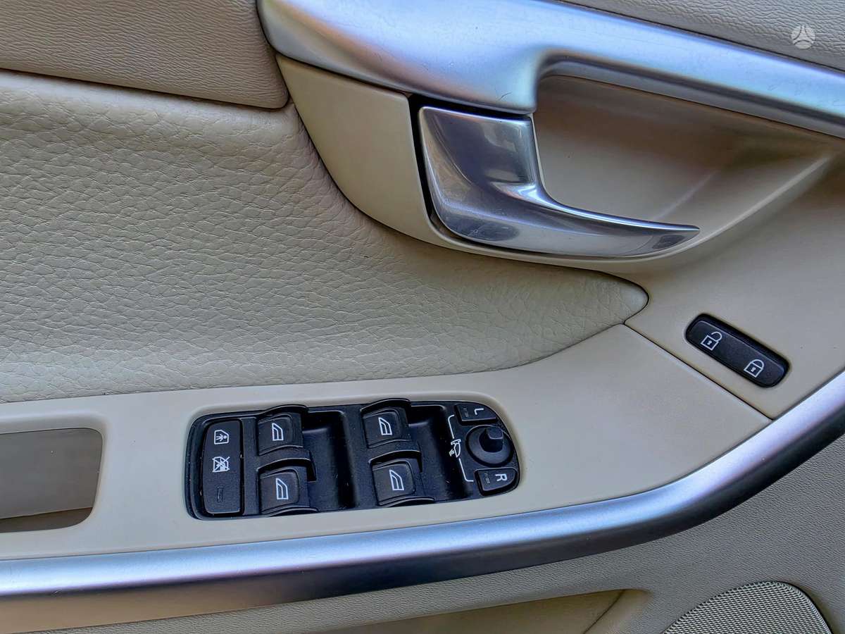 Volvo XC60 2010 — photo 22