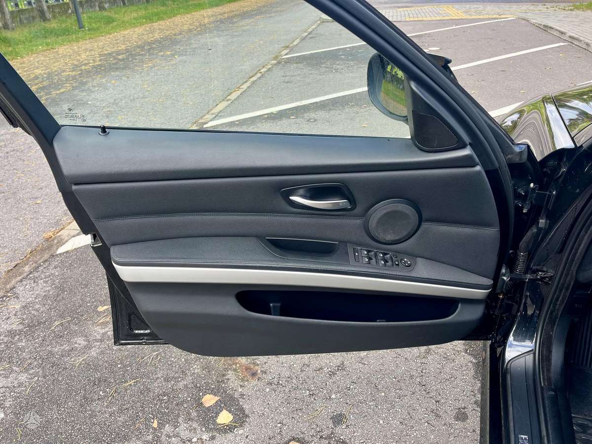 BMW 320 2009 — photo 11