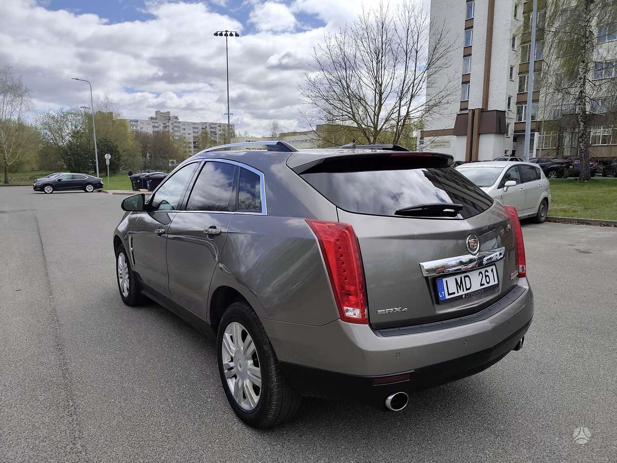 Cadillac SRX 2011 — салон