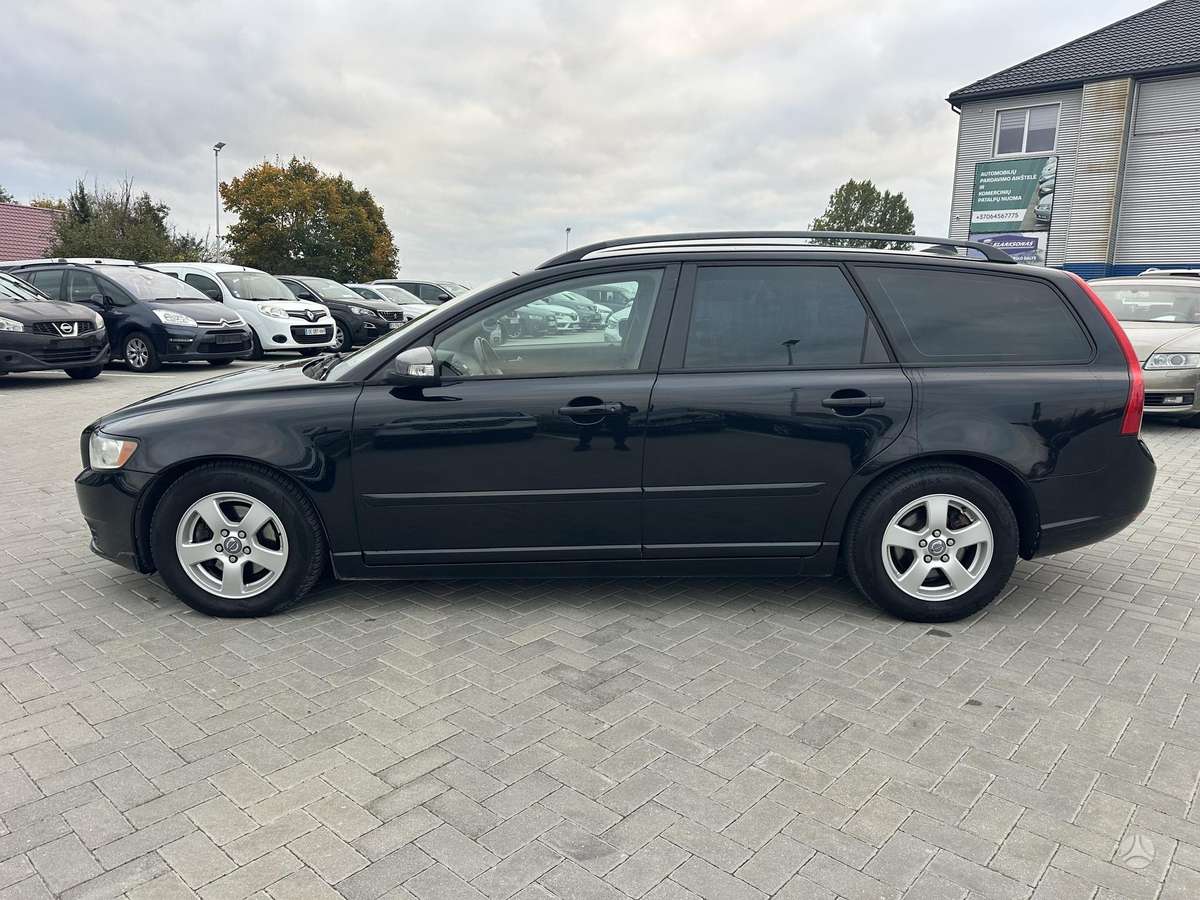 Volvo V50 2009 — rear view