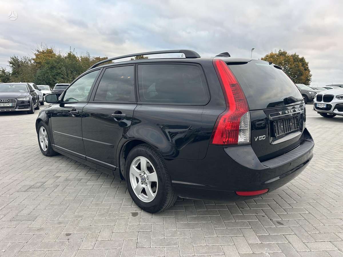 Volvo V50 2009 — interior