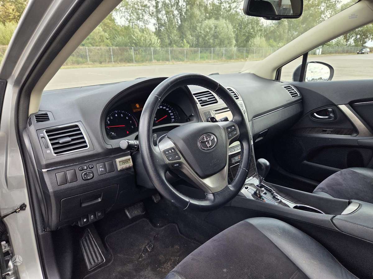 Toyota Avensis 2012 — photo 11