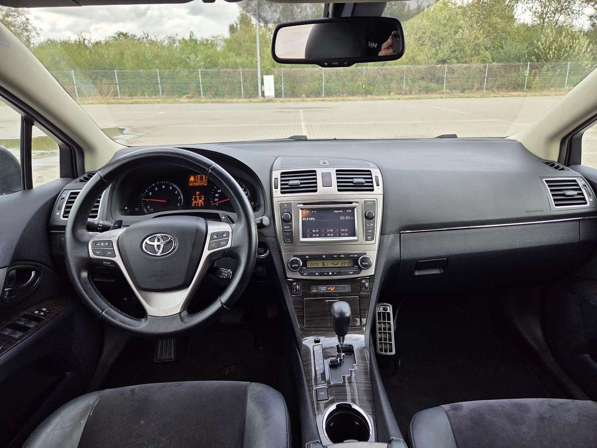 Toyota Avensis 2012 — photo 16