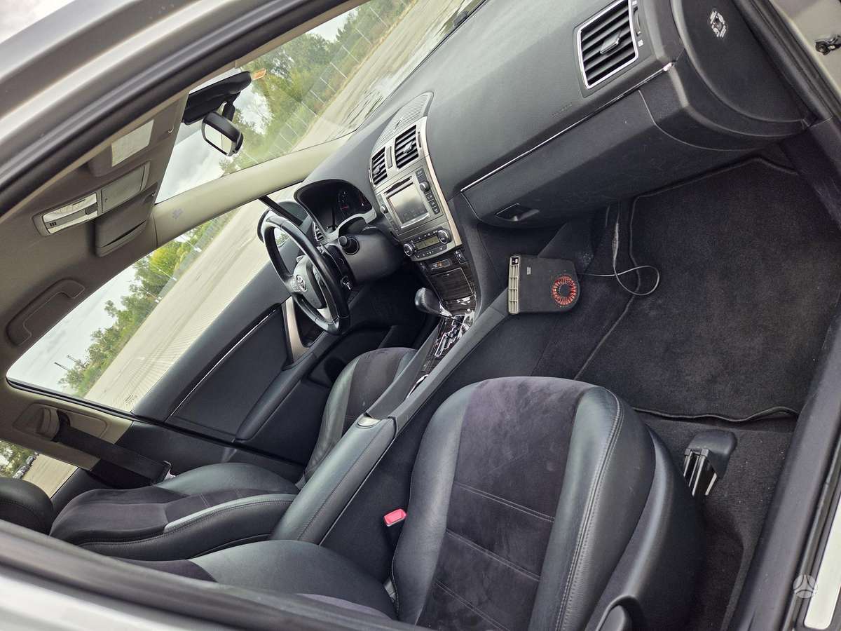 Toyota Avensis 2012 — photo 17