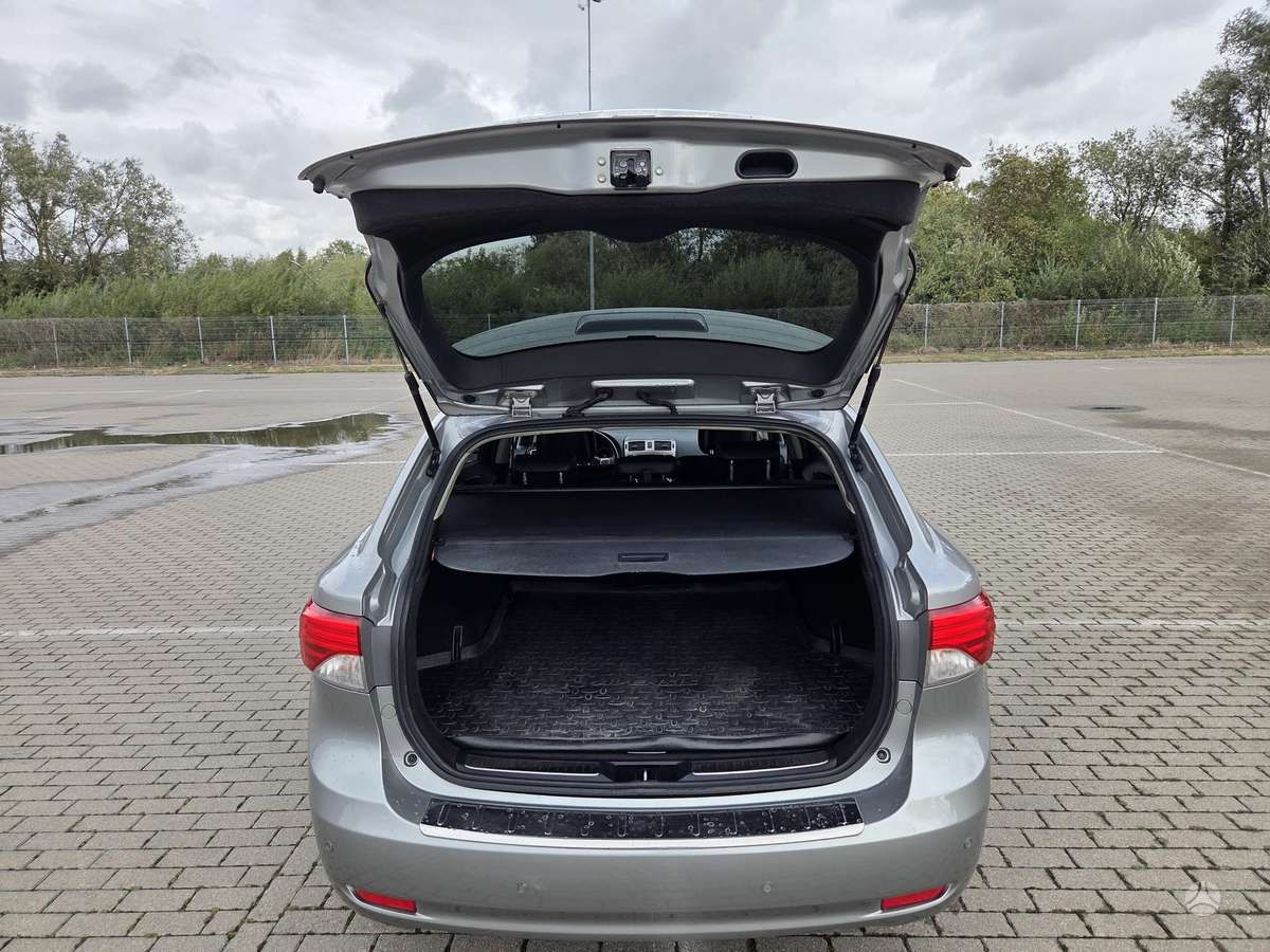 Toyota Avensis 2012 — photo 18
