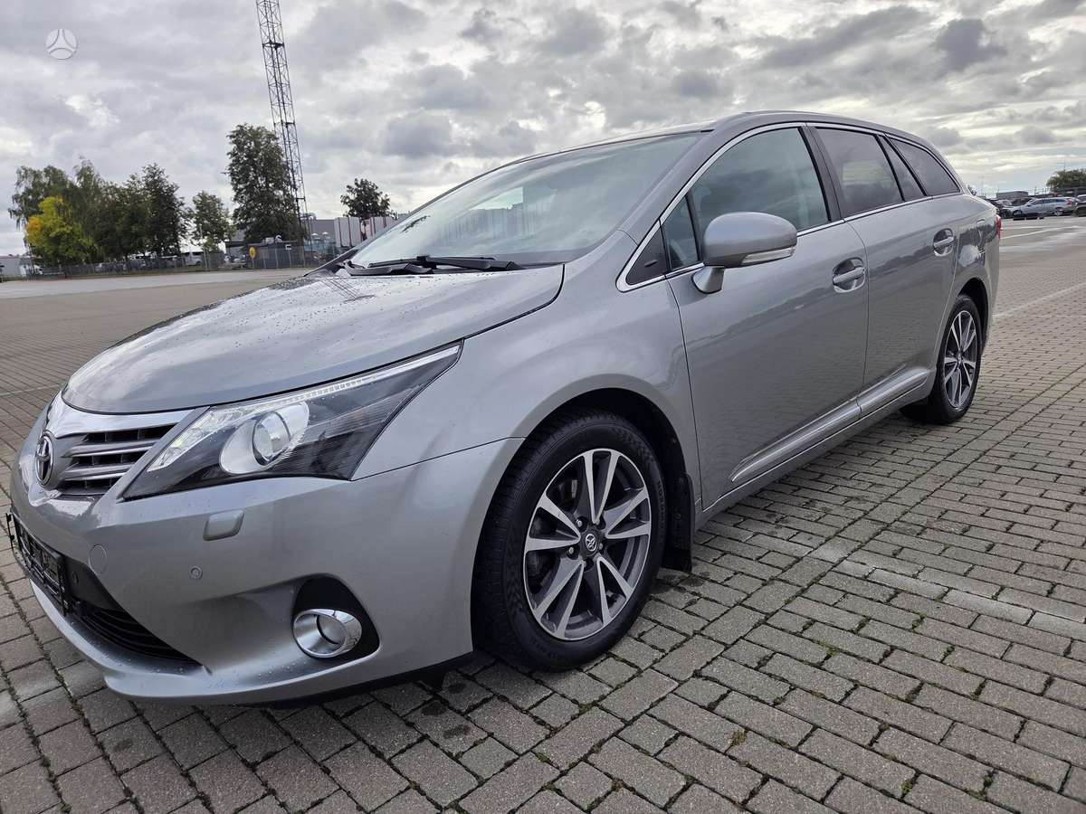 Toyota Avensis 2012 — rear view