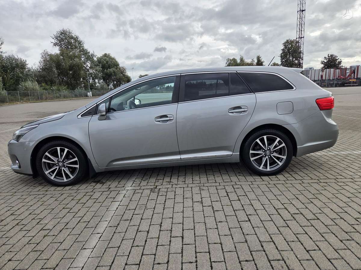 Toyota Avensis 2012 — interior