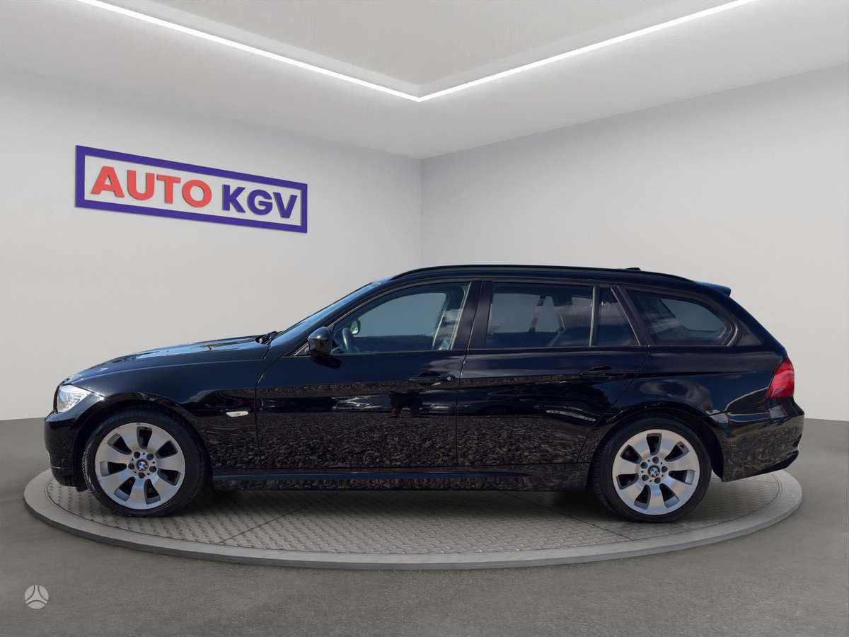 BMW 318 2011 — rear view