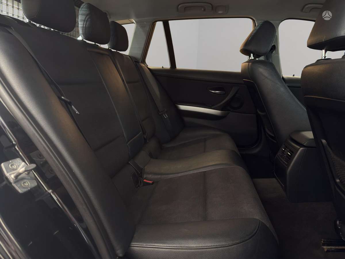 BMW 318 2011 — photo 9