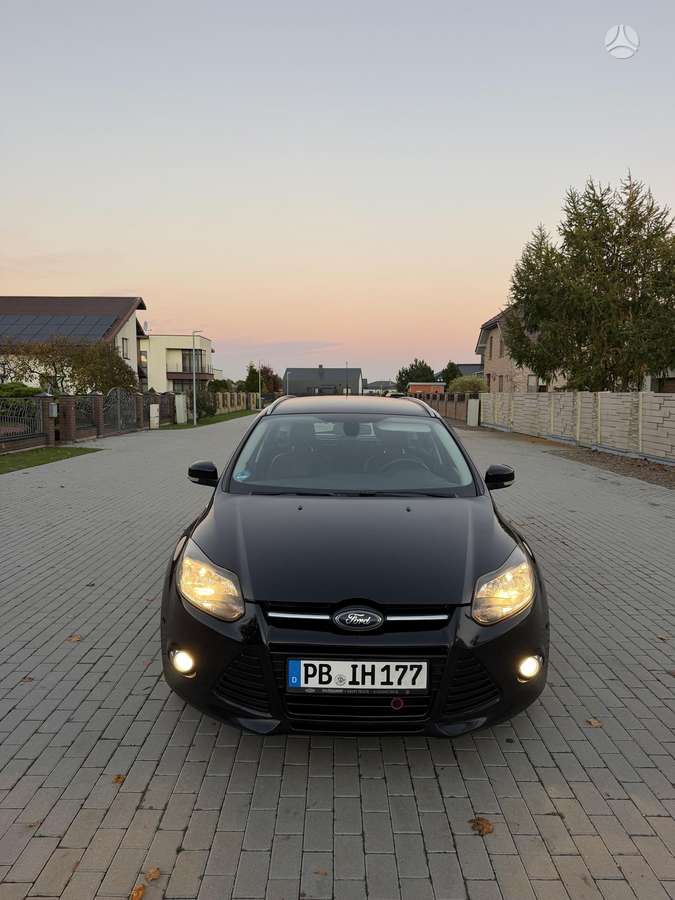 Ford Focus 2011 — вигляд ззаду