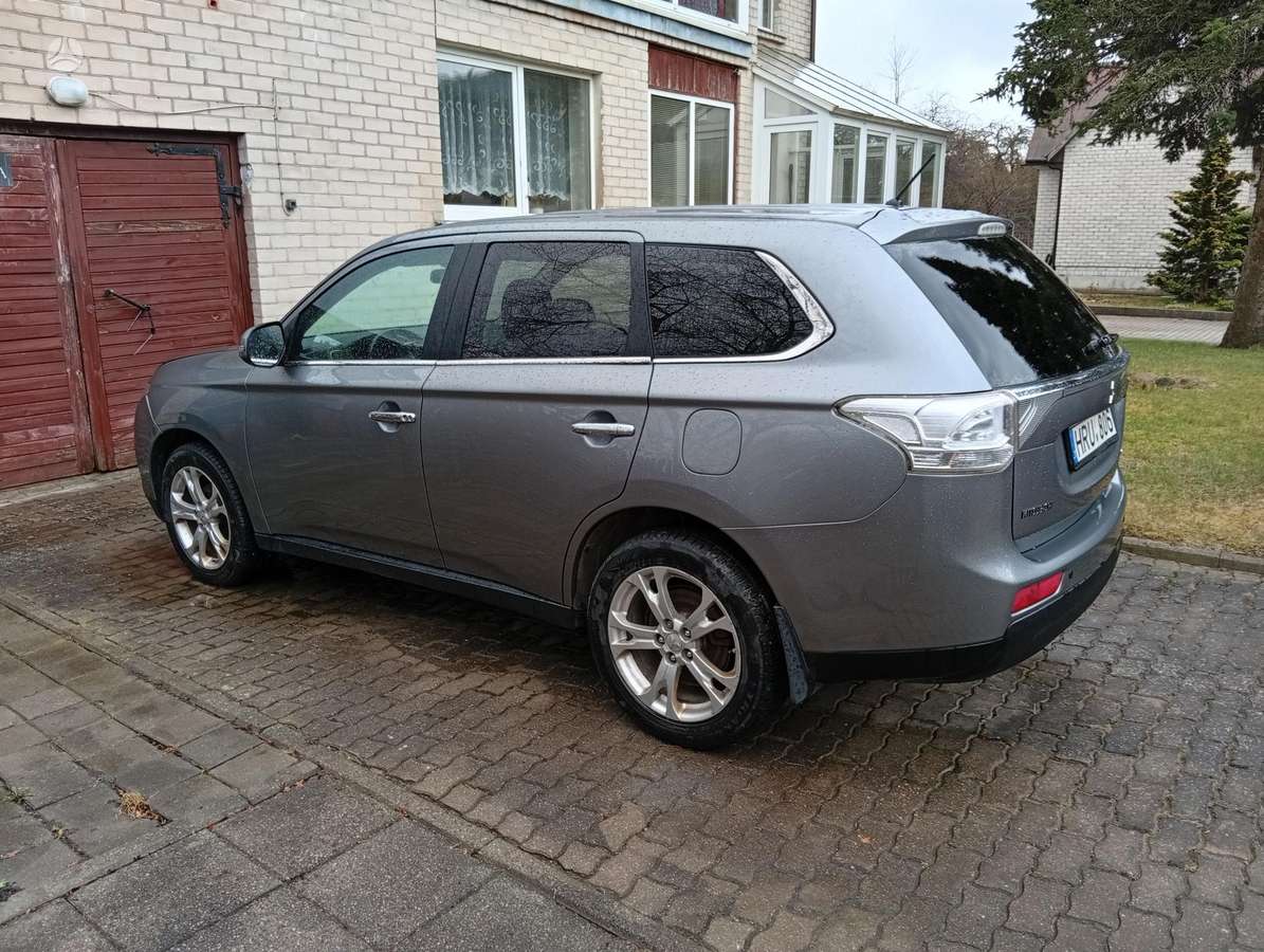Mitsubishi Outlander 2015 — rear view