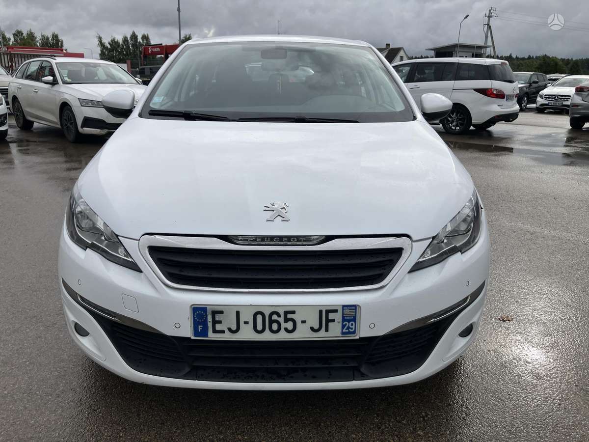 Peugeot 308 2015 — rear view