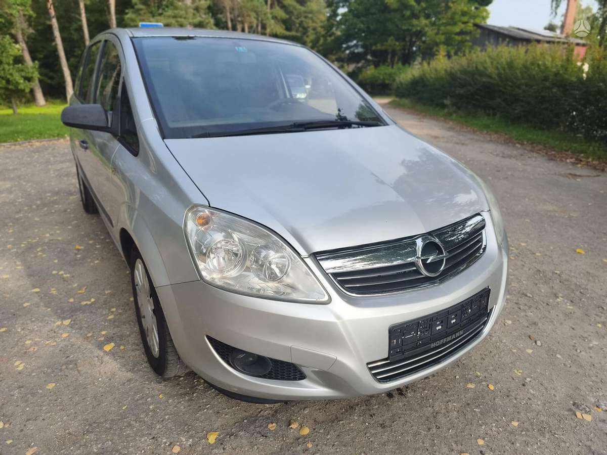 Opel Zafira 2009 — rear view