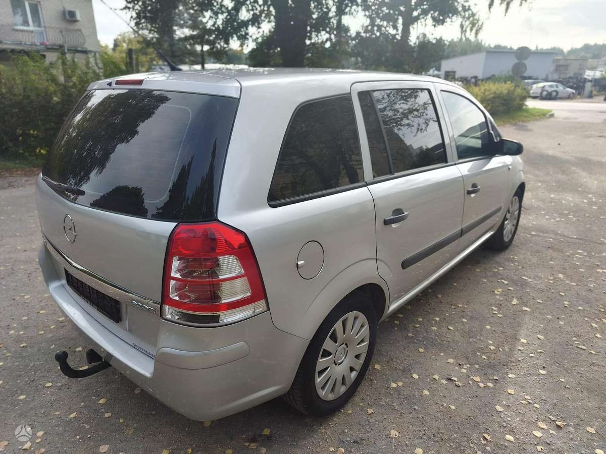 Opel Zafira 2009 — interior