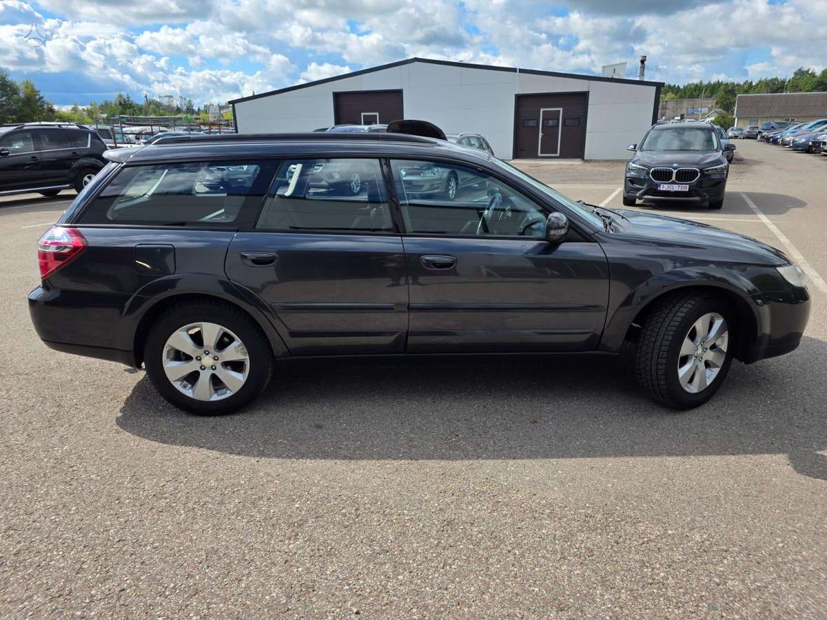 Subaru Outback 2009 — rear view