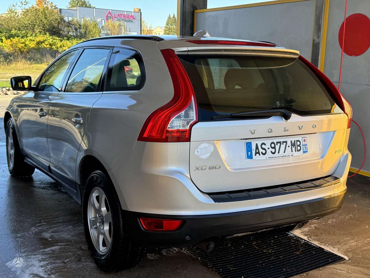 Volvo XC60 2010 — rear view
