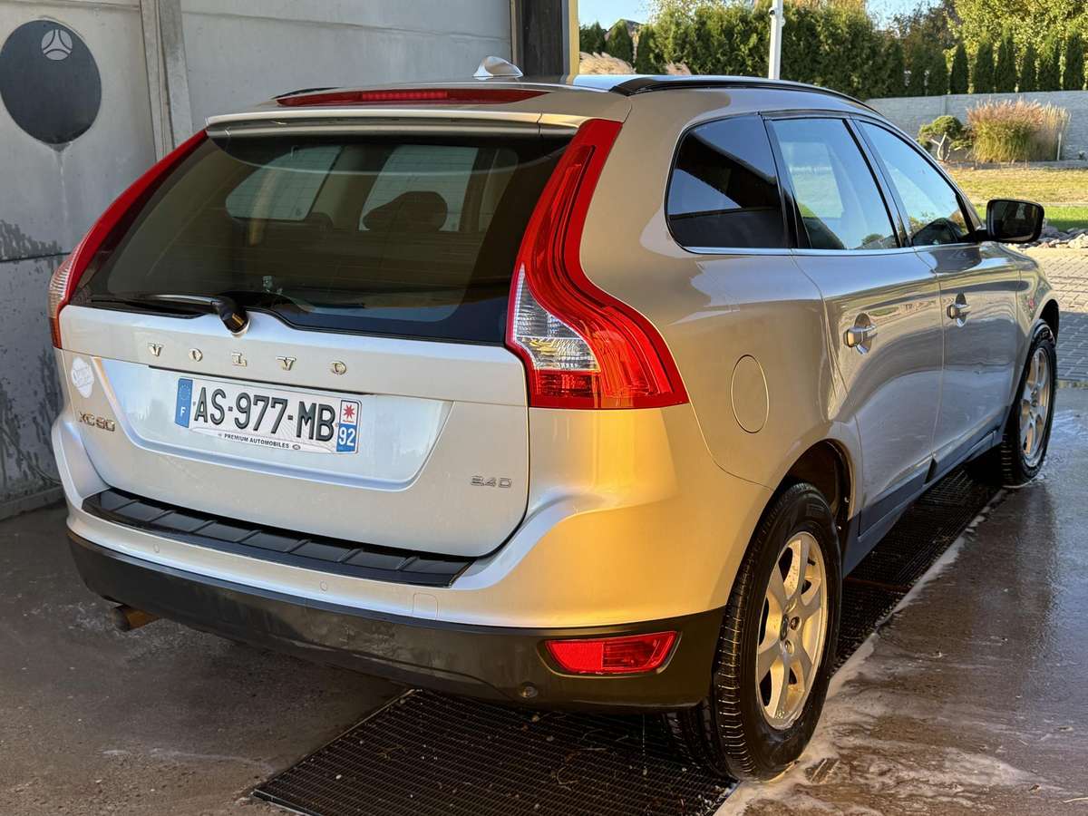 Volvo XC60 2010 — engine 2400 cm³, 175 HP (129kW)