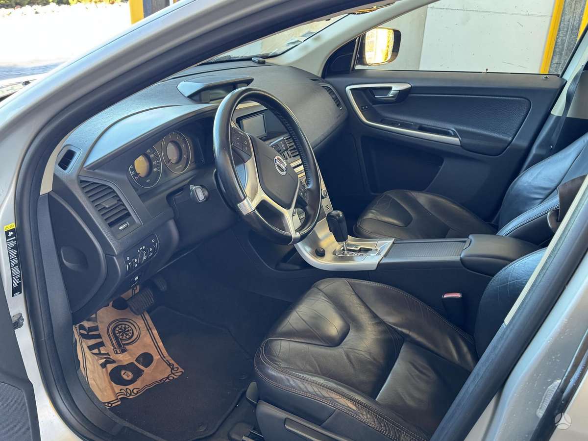 Volvo XC60 2010 — photo 5