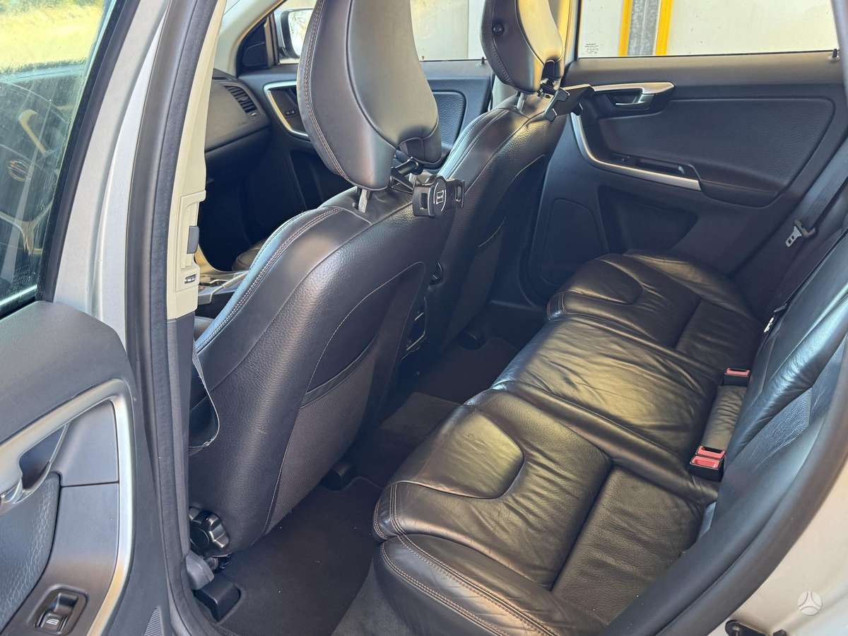 Volvo XC60 2010 — photo 6