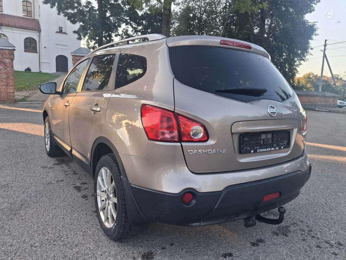 Nissan Qashqai+2 2009 — rear view
