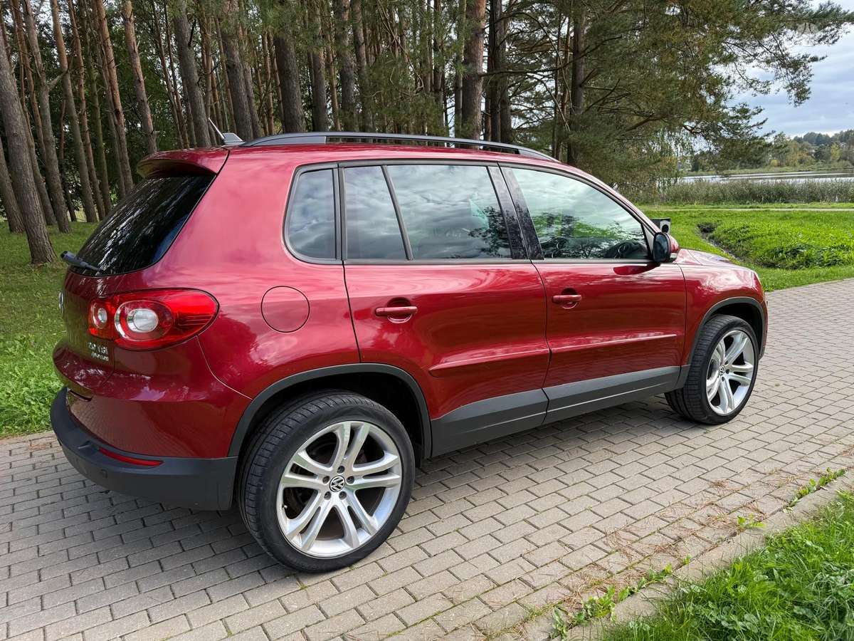 Volkswagen Tiguan 2011 — rear view