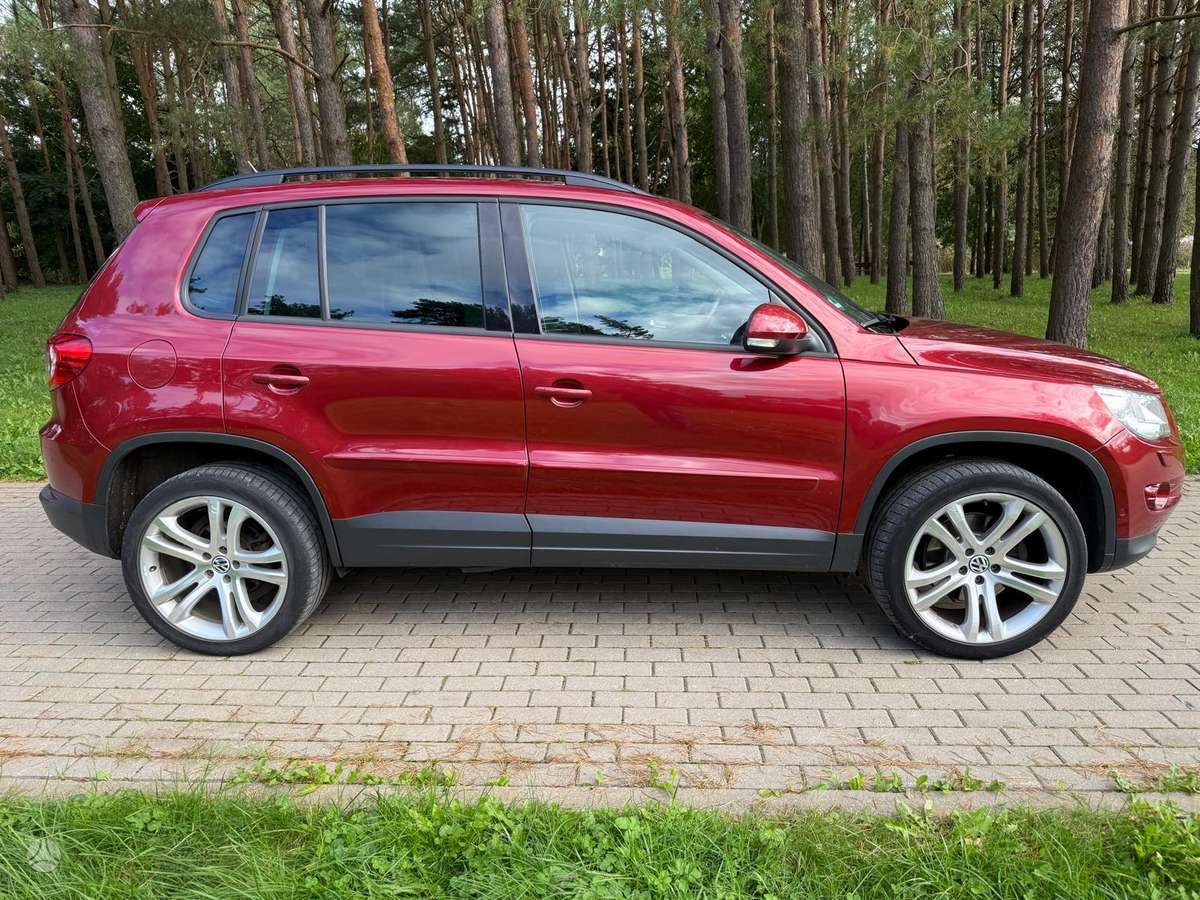 Volkswagen Tiguan 2011 — interior