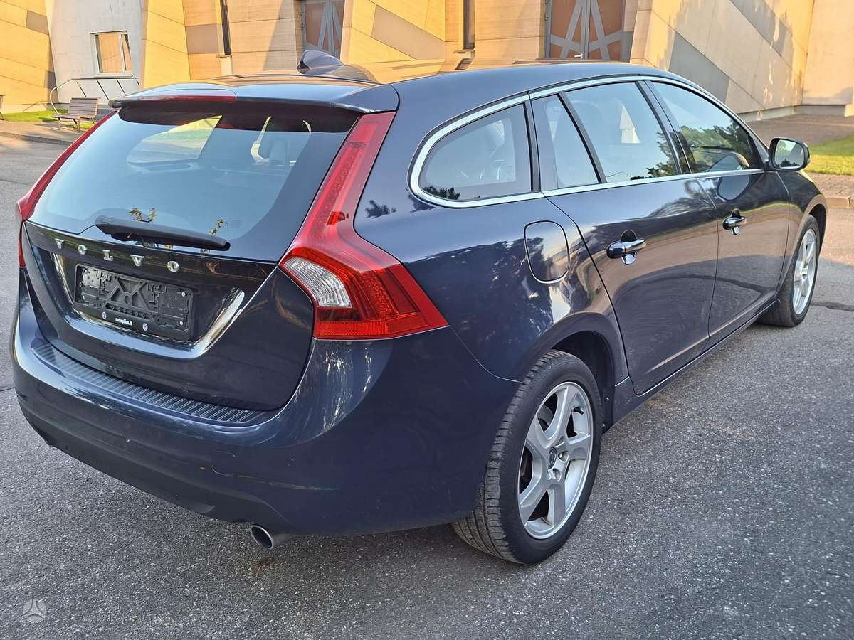 Volvo V60 2013 — салон
