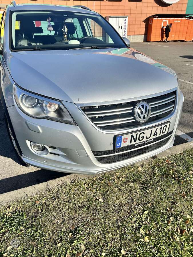 Volkswagen Tiguan 2010 — rear view