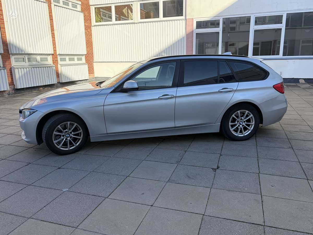 BMW 320 2012 — вигляд ззаду