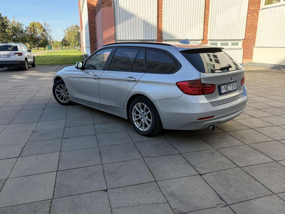 BMW 320 2012 — салон