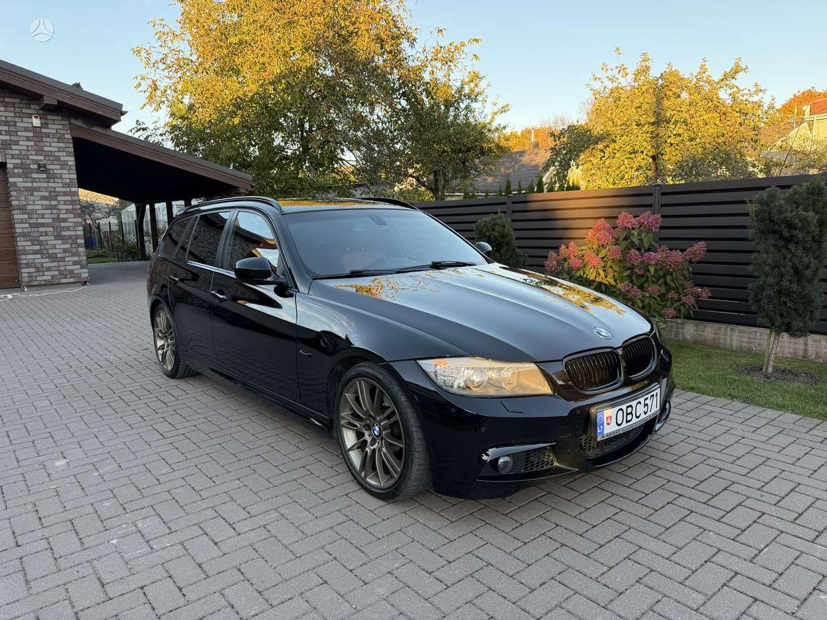 BMW 320 2011 — вигляд ззаду