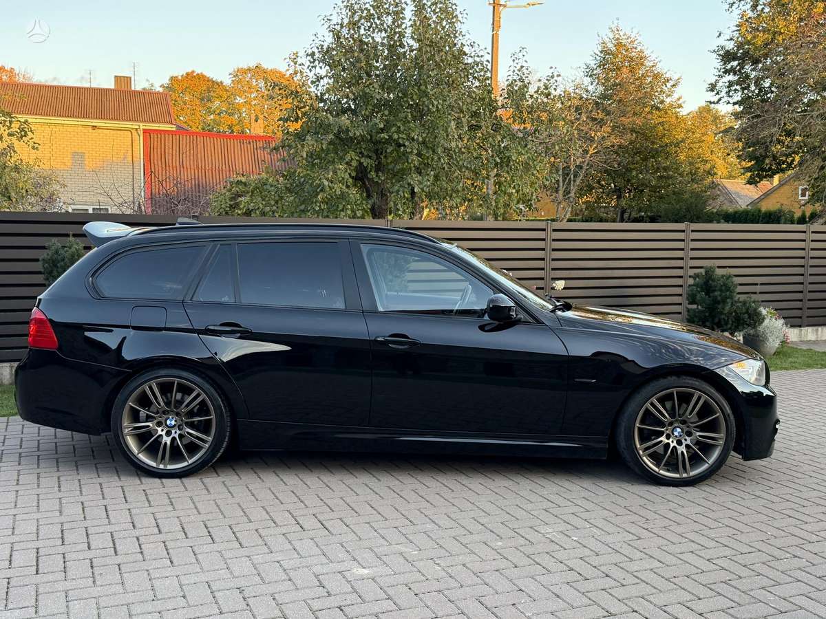 BMW 320 2011 — салон