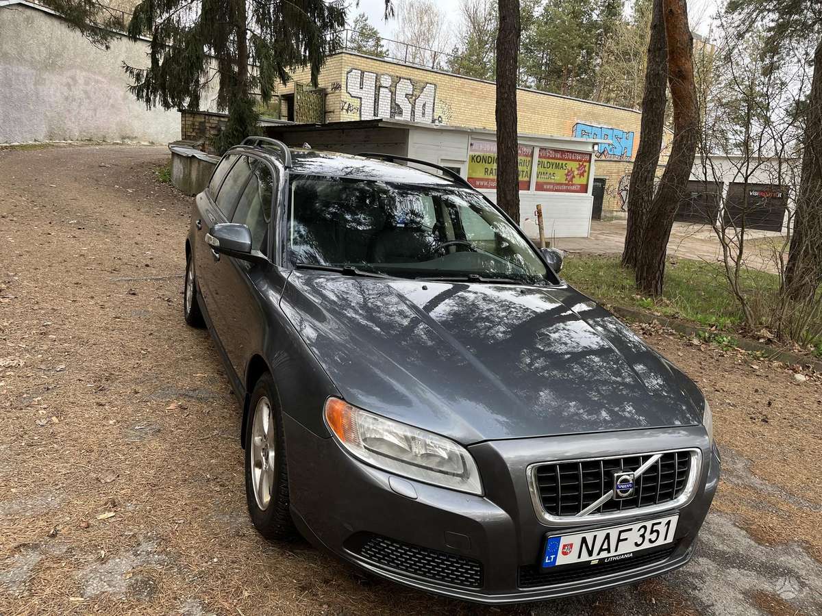 Volvo V70 2010 — вигляд ззаду