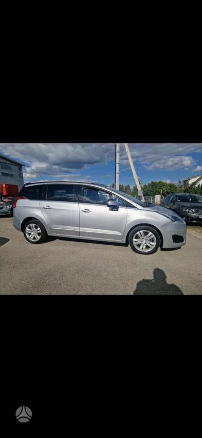 Peugeot 5008 2015 — rear view