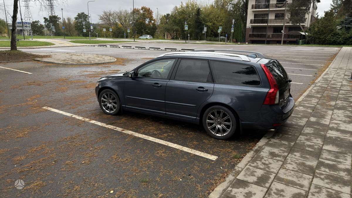 Volvo V50 2009 — салон